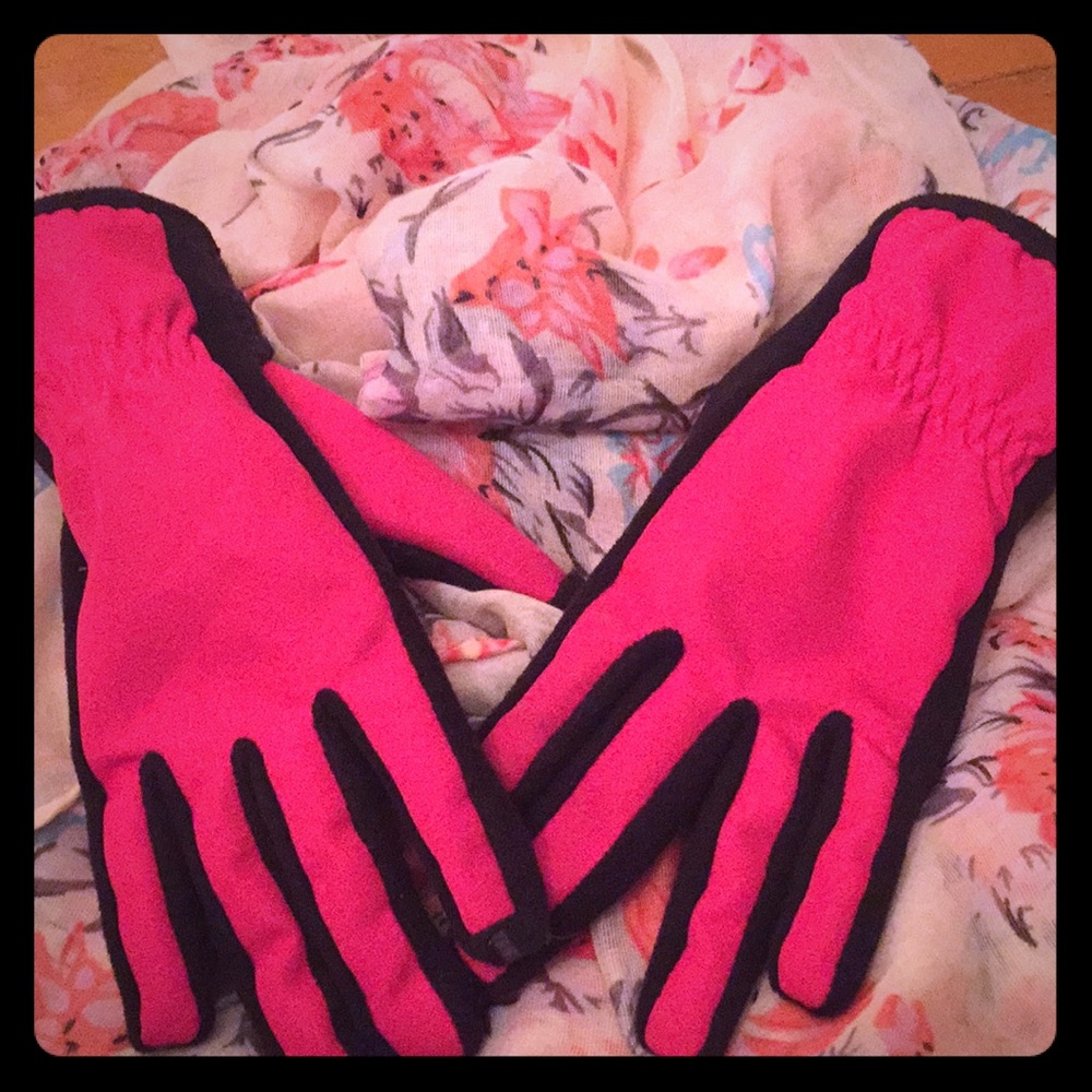 NWOT Smart phone  comparable faux fur lined